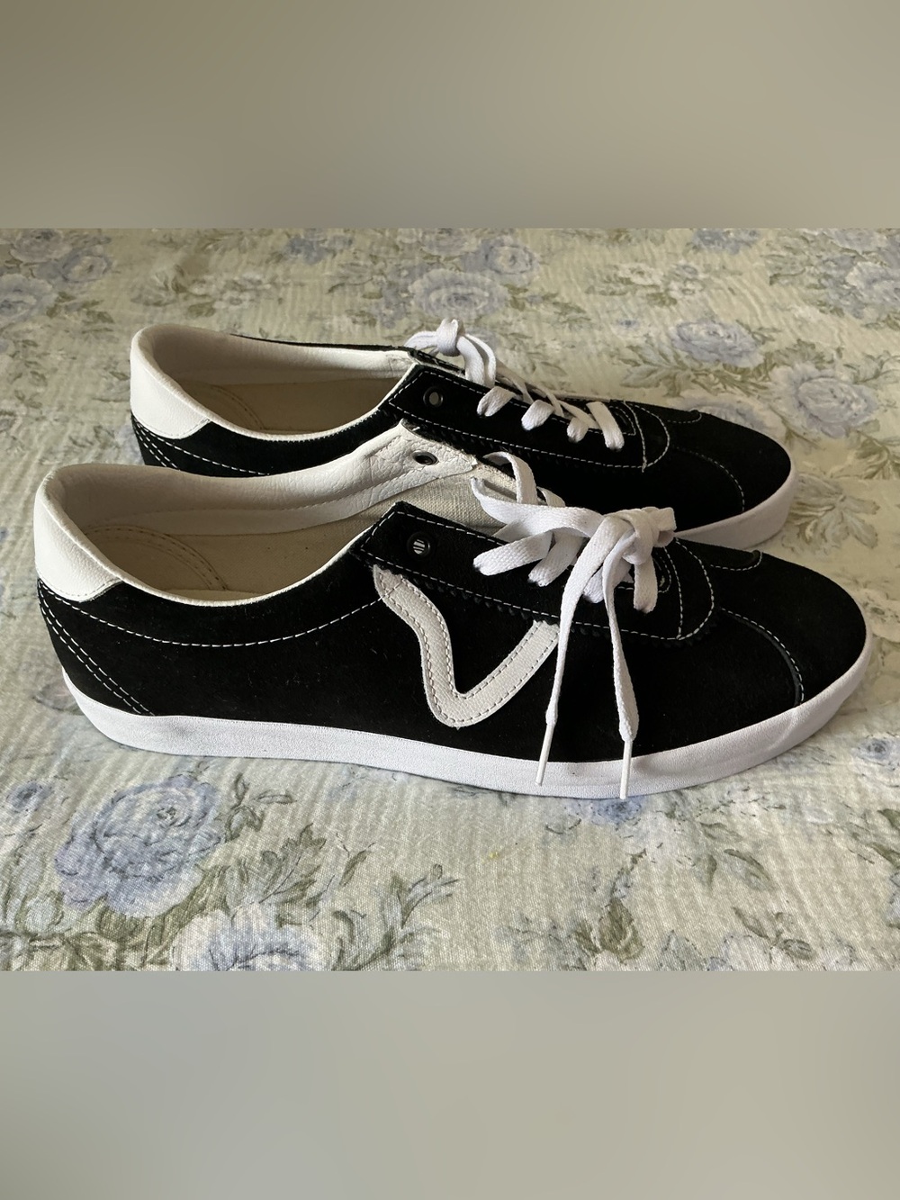 Men's  VANS Black and White Low-Top  Sneakers Suede